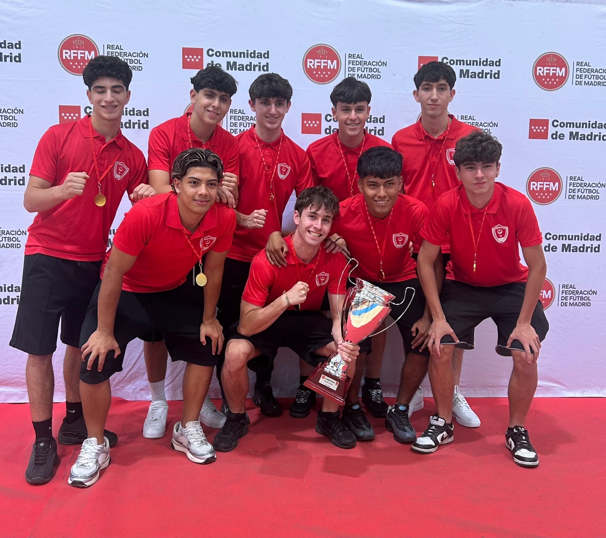 El CDE Techniteam Móstoles recoge sus trofeos 
de campeón y homenajea a cinco jugadores 
de cantera que dan el salto al sénior