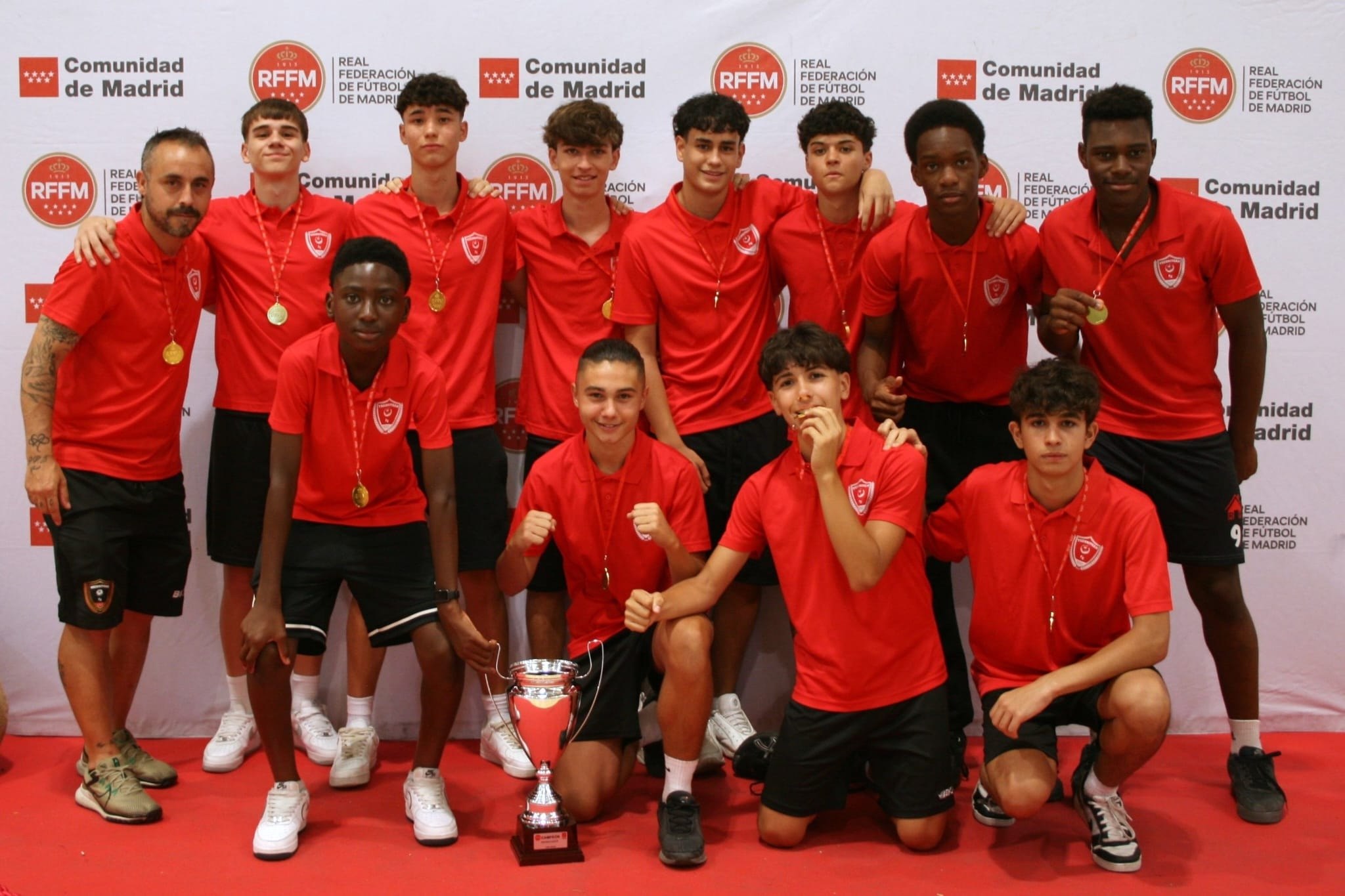 El CDE Techniteam Móstoles recoge sus trofeos 
de campeón y homenajea a cinco jugadores 
de cantera que dan el salto al sénior