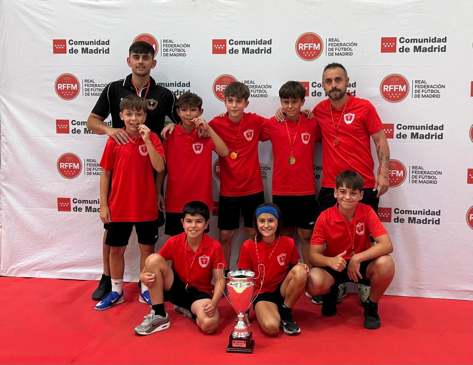 El CDE Techniteam Móstoles recoge sus trofeos 
de campeón y homenajea a cinco jugadores 
de cantera que dan el salto al sénior