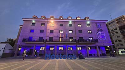 Móstoles se suma al Día Mundial de la Retina iluminando de azul y verde la fachada del ayuntamiento