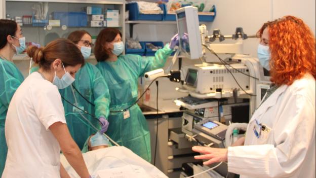 El Hospital público Clínico San Carlos, centro de referencia nacional en endoscopia y neumología intervencionista