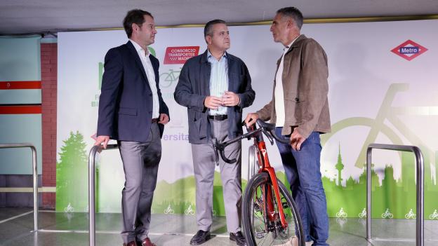La Comunidad de Madrid promueve junto a Miguel Induráin el uso de la bicicleta y el transporte público en la Semana Europea de la Movilidad