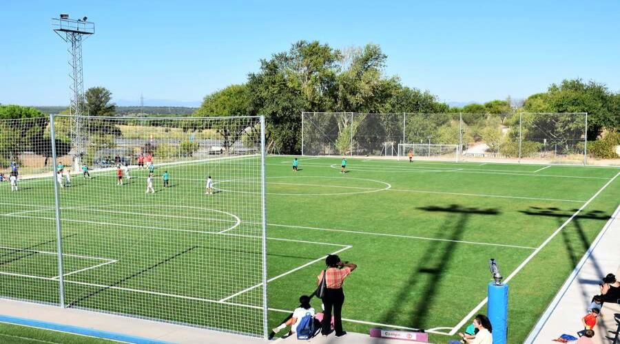 Los tres campos de fútbol 7 a pleno rendimiento después de las obra de sustitución del césped artificial
