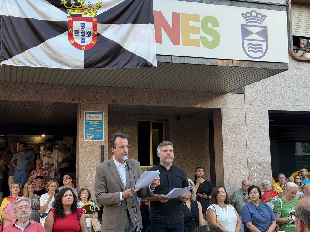 Miles de vecinos de Leganés se concentran para mostrar su apoyo y solidaridad a Ceuta y a todos los ceutíes