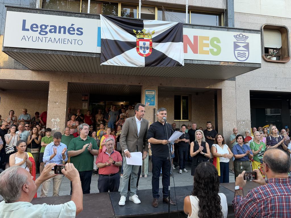 Miles de vecinos de Leganés se concentran para mostrar su apoyo y solidaridad a Ceuta y a todos los ceutíes