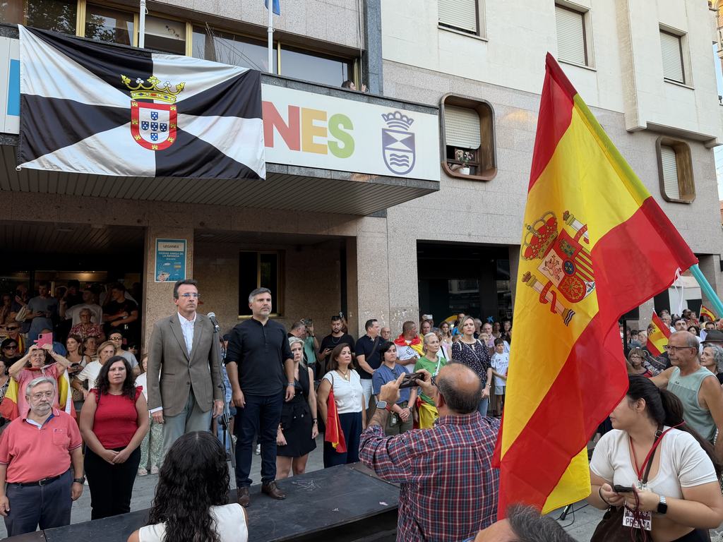 Miles de vecinos de Leganés se concentran para mostrar su apoyo y solidaridad a Ceuta y a todos los ceutíes