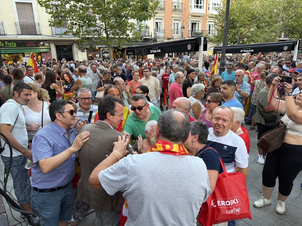 Miles de vecinos de Leganés se concentran para mostrar su apoyo y solidaridad a Ceuta y a todos los ceutíes