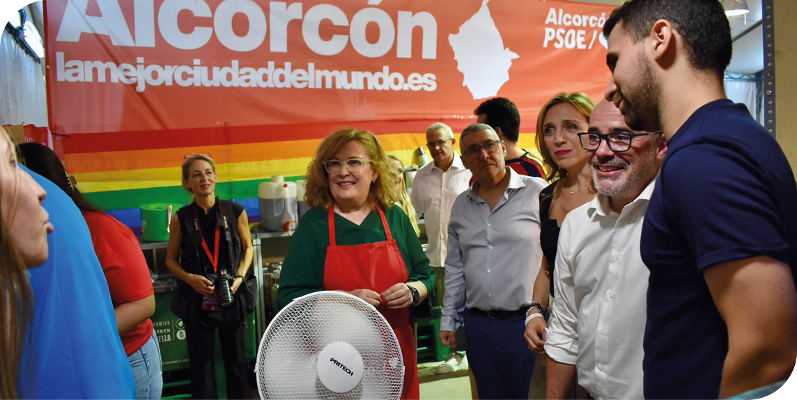 La alcaldesa de Alcorcón visita la caseta del PSOE durante las Fiestas
