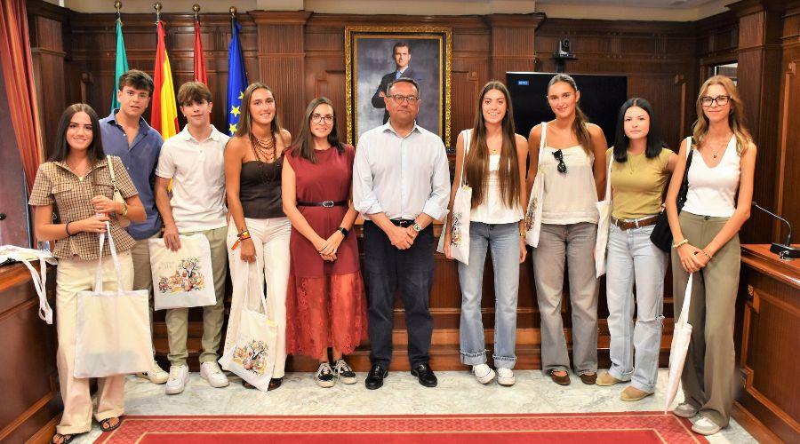 El alcalde recibe a los nuevos becados en la Universidad Europea
