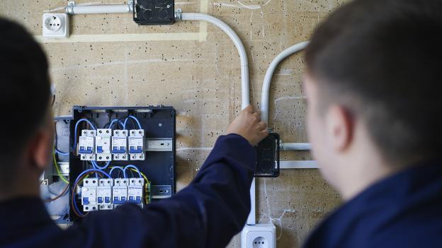 La Comunidad de Madrid amplía los beneficiarios de ayudas directas para la formación de jóvenes desempleados