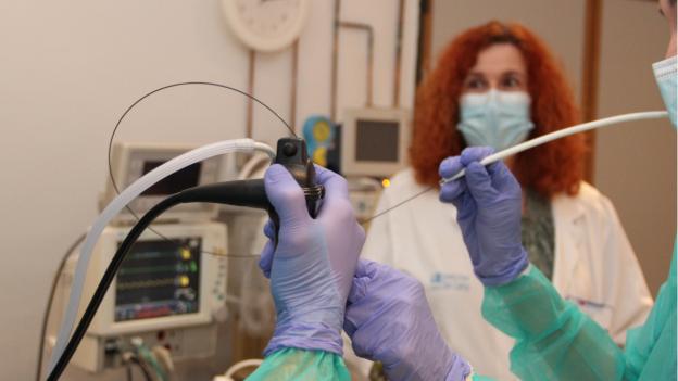 El Hospital público Clínico San Carlos, centro de referencia nacional en endoscopia y neumología intervencionista