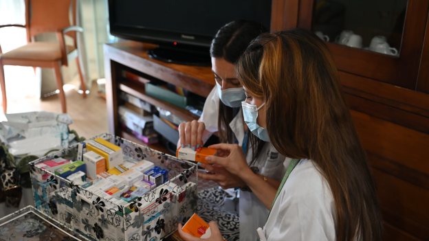 El Hospital público Gregorio Marañón lleva por primera vez en España la atención farmacéutica presencial al domicilio de pacientes adultos