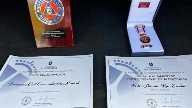 El director general de ASEM112 y el jefe del parque de bomberos reciben la medalla al mérito de Protección Civil del Ayuntamiento de Alcobendas