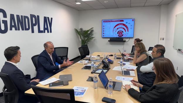 La Comunidad de Madrid firma un acuerdo con la tecnológica Plug and Play para conectar su futuro Centro de Excelencia de IA con Silicon Valley