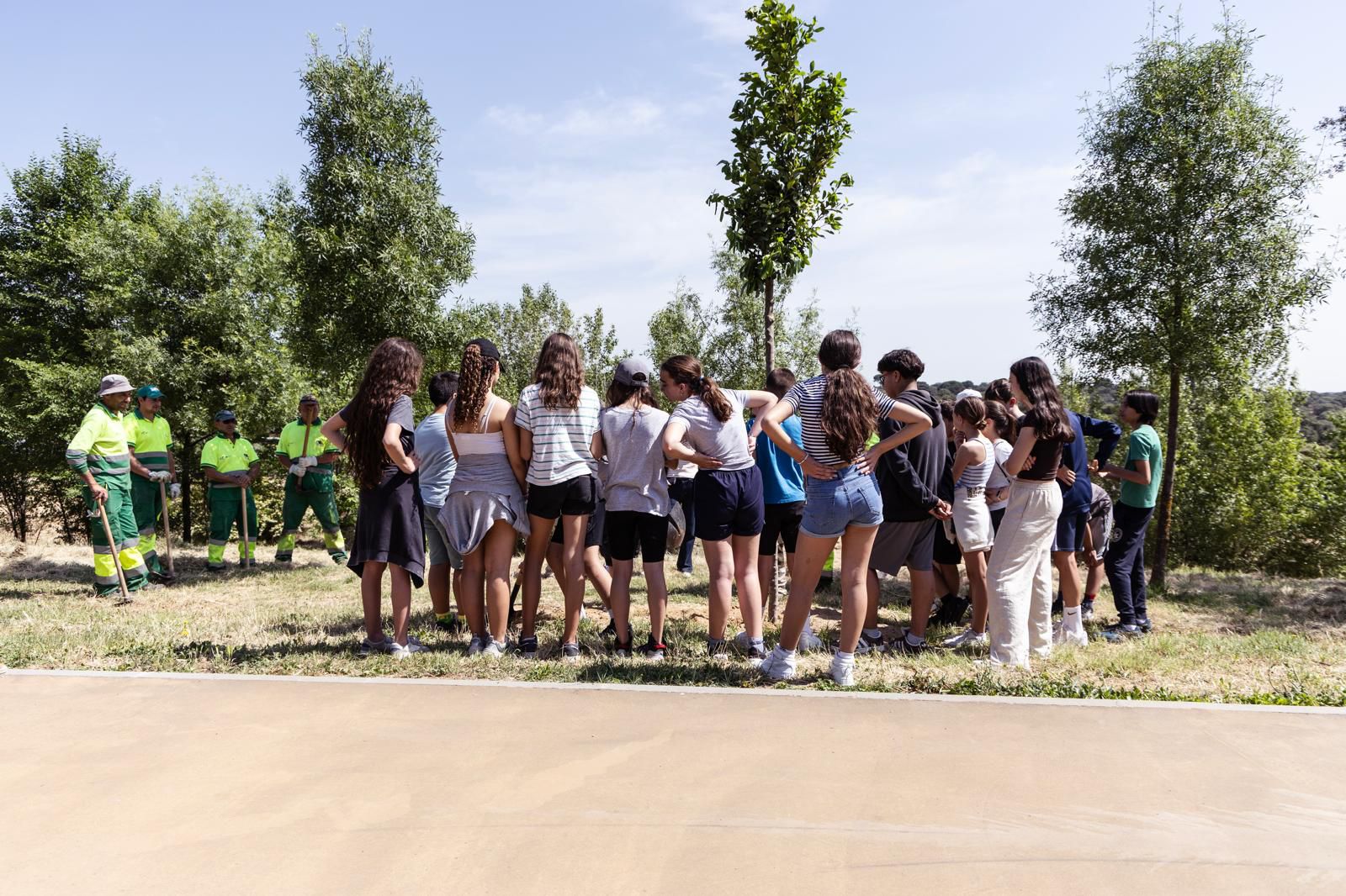 ALUMNOS DEL CEIPSO PRÍNCIPE D. FELIPE PLANTAN 22 EJEMPLARES DE LAUREL EN LA SENDA DEL PILAR