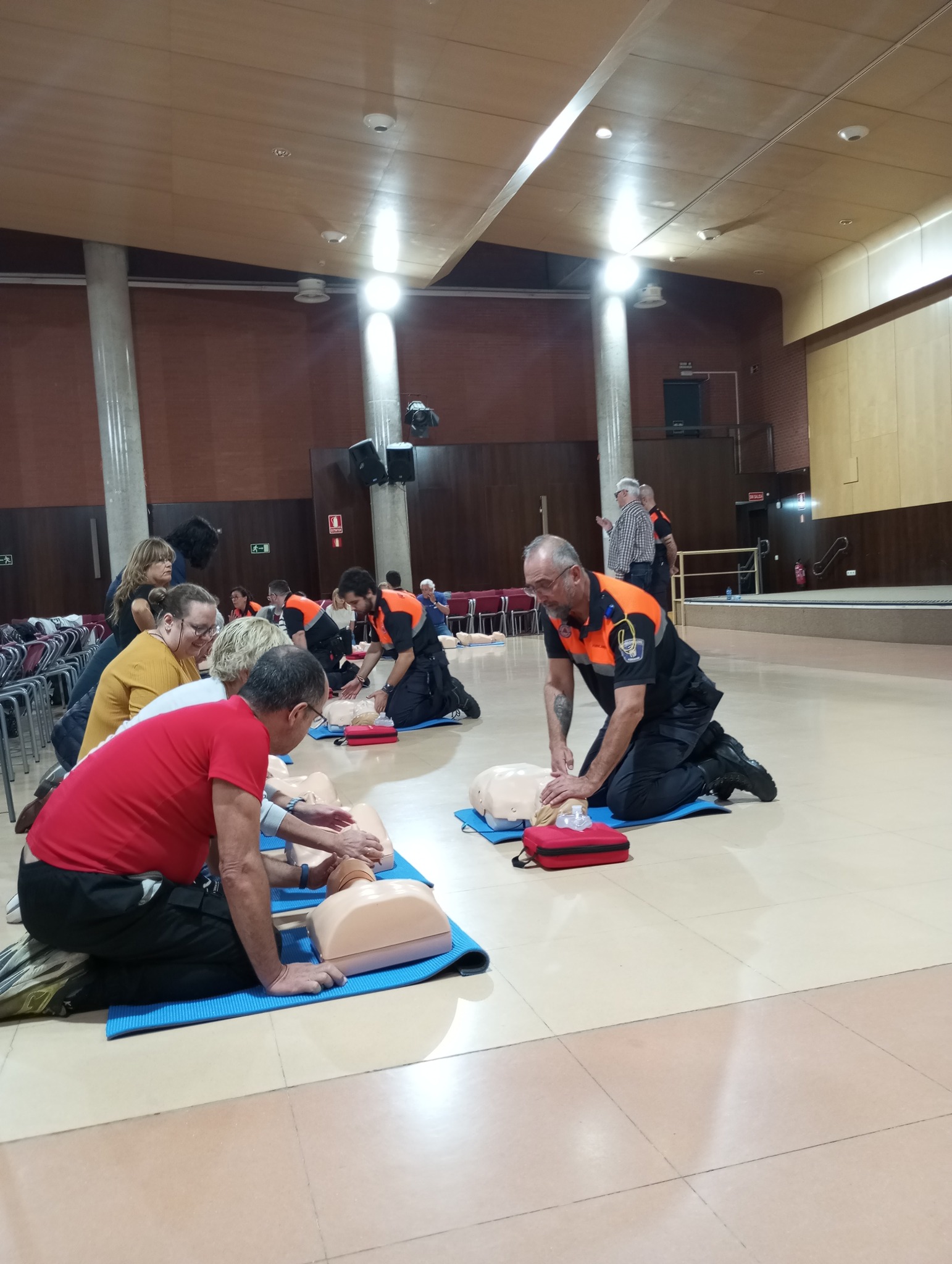 Cursos y talleres para enseñar a la población cómo intervenir ante un paro cardiaco