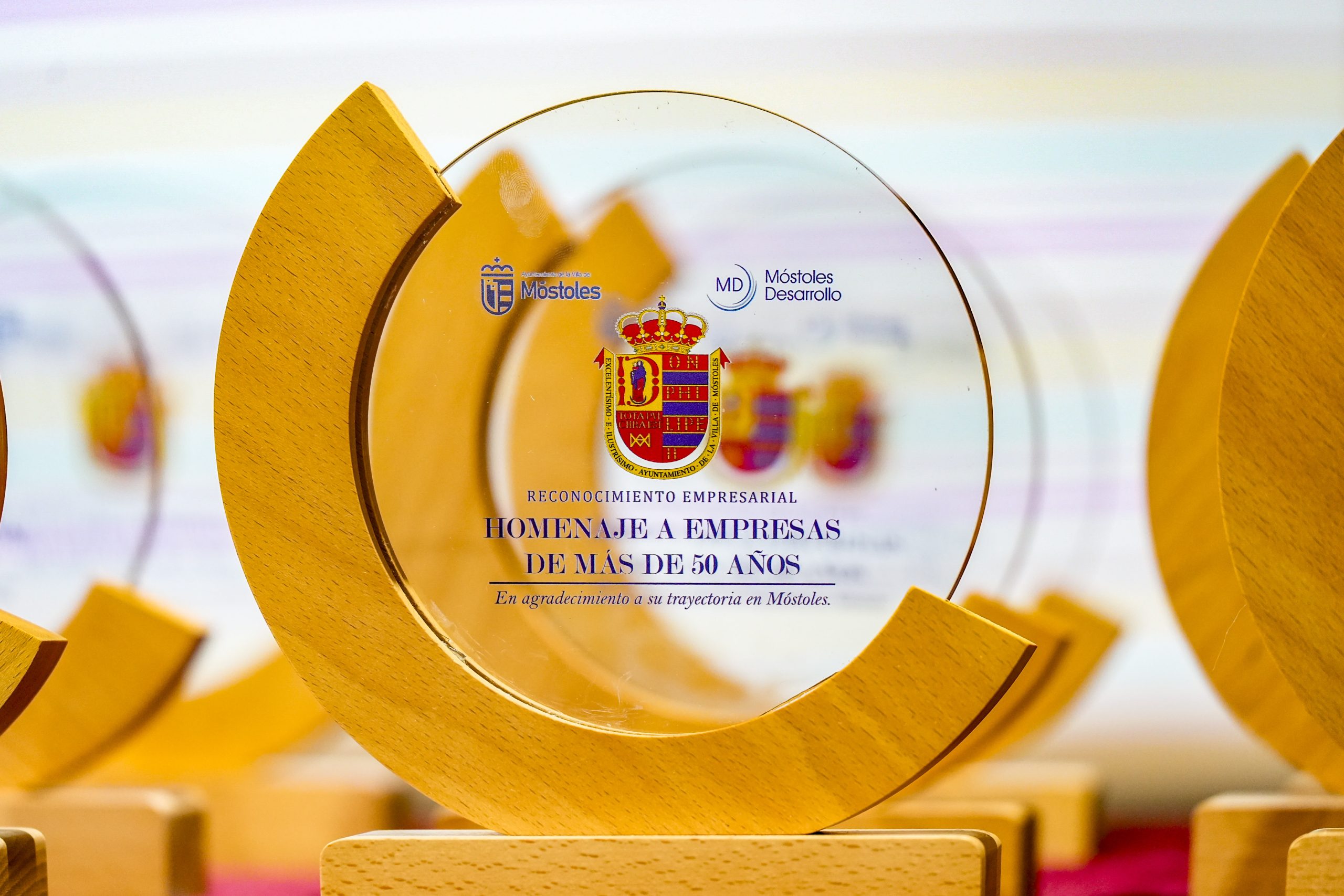El Ayuntamiento homenajea a empresas y comercios con más de 50 años de trayectoria profesional en Móstoles
