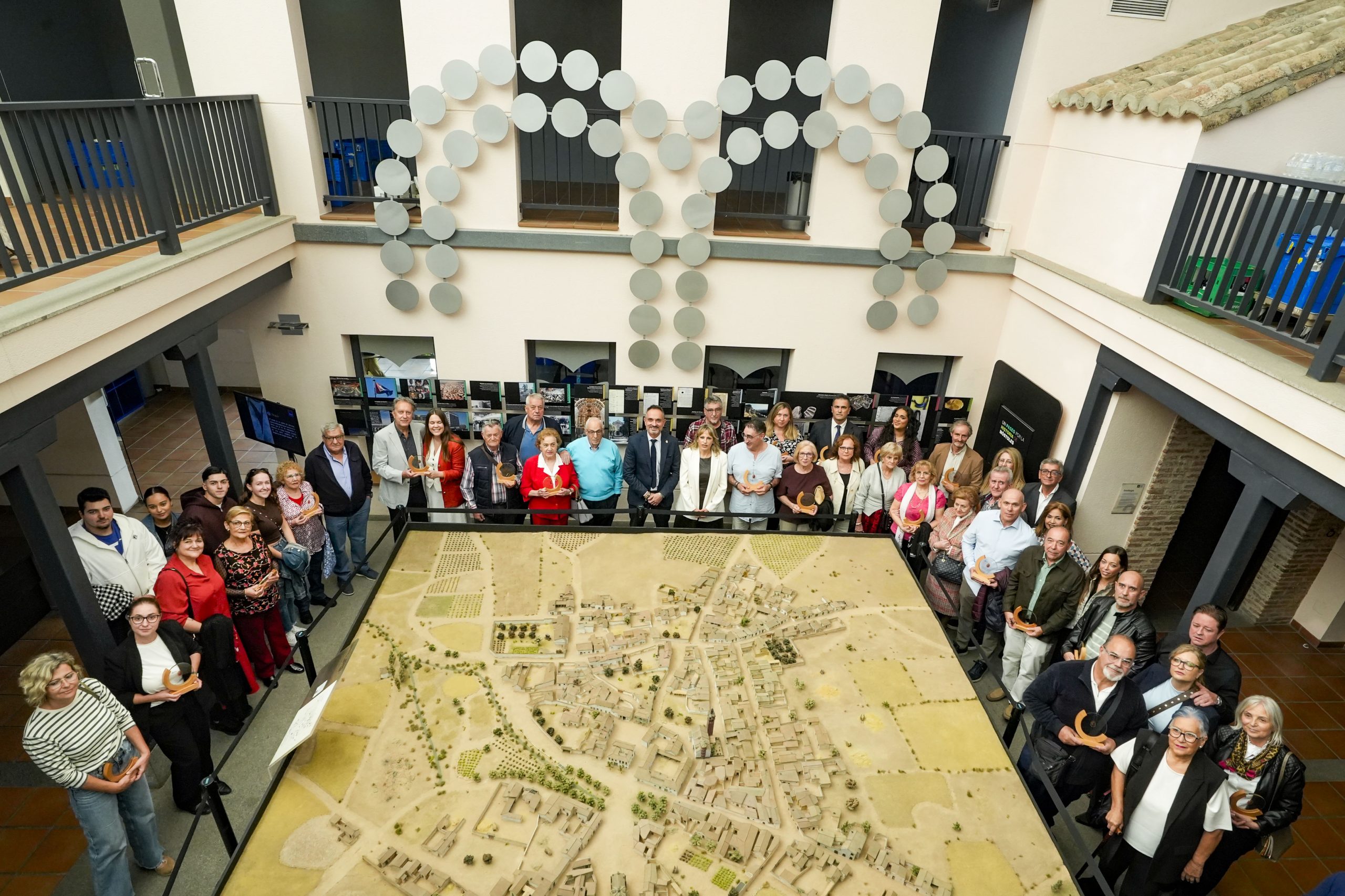 El Ayuntamiento homenajea a empresas y comercios con más de 50 años de trayectoria profesional en Móstoles