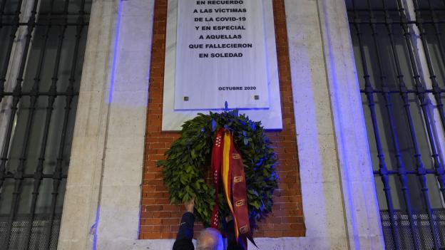 La Comunidad de Madrid recuerda a las víctimas del COVID-19 con la tradicional corona de laurel en la fachada de la Real Casa de Correos