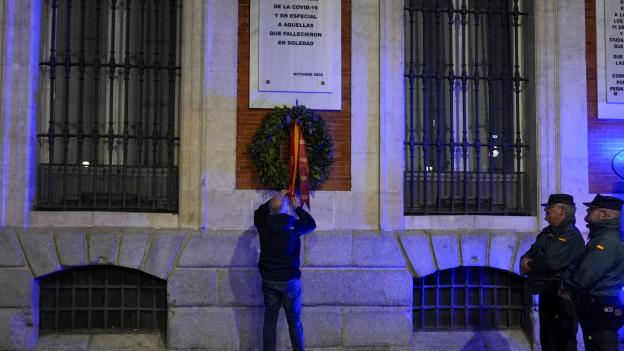 La Comunidad de Madrid recuerda a las víctimas del COVID-19 con la tradicional corona de laurel en la fachada de la Real Casa de Correos