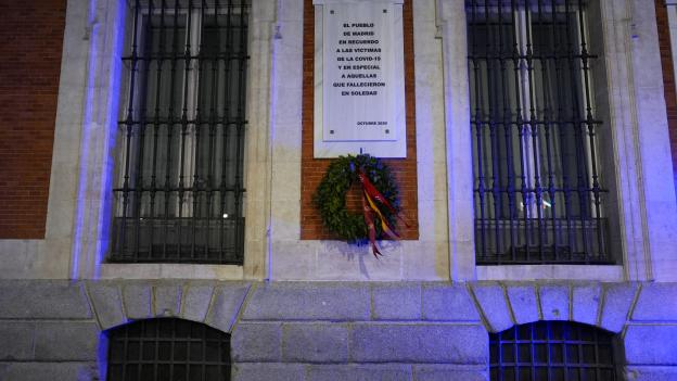 La Comunidad de Madrid recuerda a las víctimas del COVID-19 con la tradicional corona de laurel en la fachada de la Real Casa de Correos
