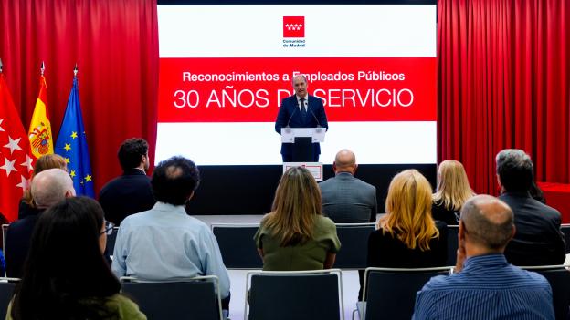 La Comunidad de Madrid reconoce con las Insignias de Plata a sus empleados públicos con 30 años de servicio