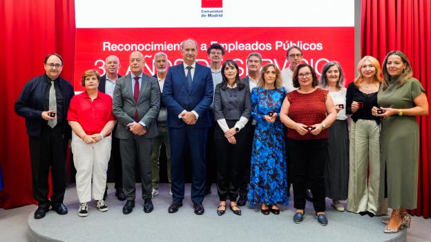 La Comunidad de Madrid reconoce con las Insignias de Plata a sus empleados públicos con 30 años de servicio