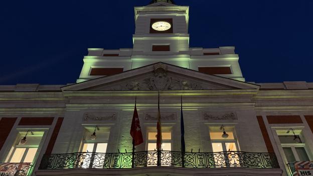 La Comunidad de Madrid ilumina de verde la fachada de la Real Casa de Correos por el Día Mundial contra la Meningitis