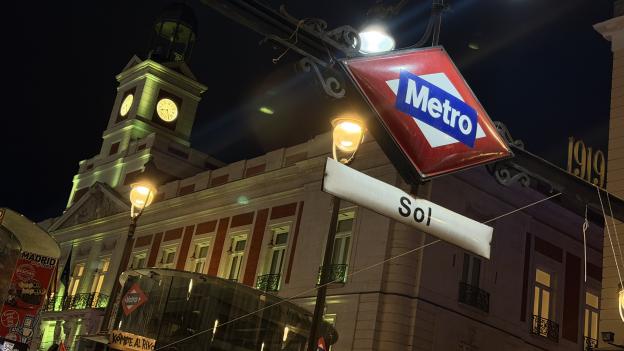 La Comunidad de Madrid ilumina de verde la fachada de la Real Casa de Correos por el Día Mundial contra la Meningitis