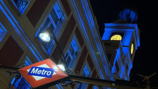 La Comunidad de Madrid ilumina de azul claro la Real Casa de Correos como muestra de apoyo a las personas afectadas de tumor cerebral