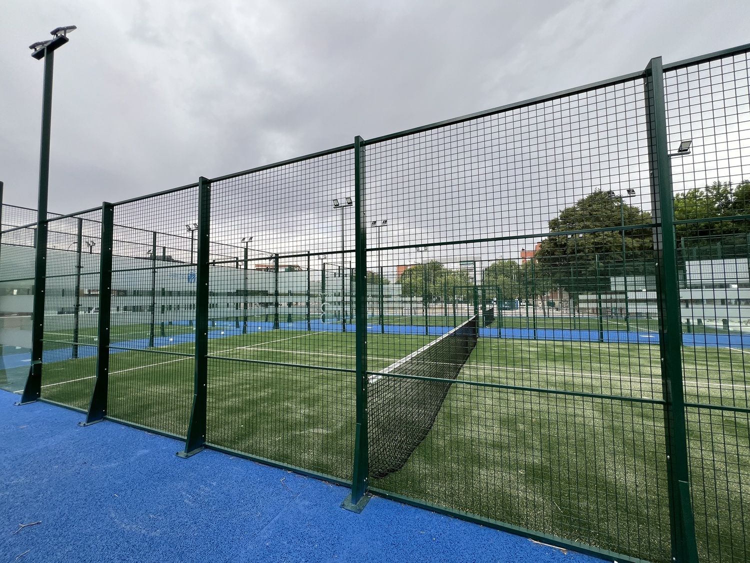 El polideportivo La Cueva cuenta con cuatro nuevas pistas de pádel a disposición de la ciudadanía