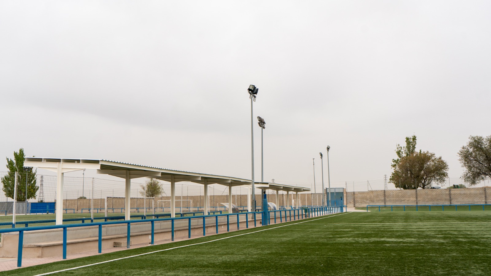 El Ayuntamiento instala cubierta en las gradas del campo de fútbol La Aldehuela