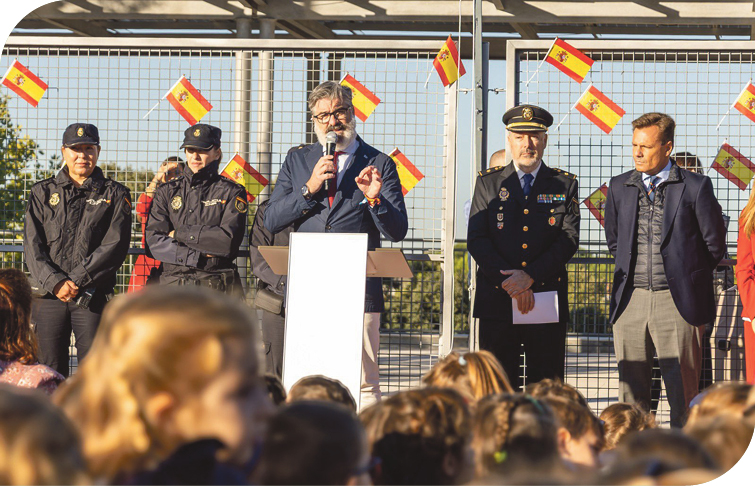 Los colegios Highlands Los Fresnos, CEU y Trinity celebran un homenaje a la bandera por el Día de la Hispanidad
