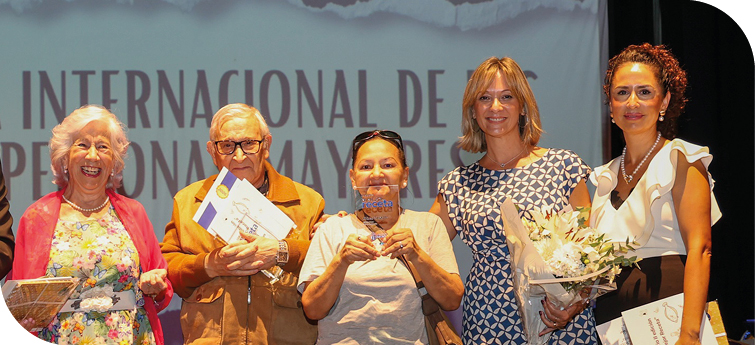 Móstoles homenajea a vecinas centenarias en un emotivo acto por el Día Internacional de las Personas Mayores