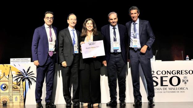 Una especialista del Hospital público Clínico San Carlos, premiada como mejor oftalmólogo joven de España