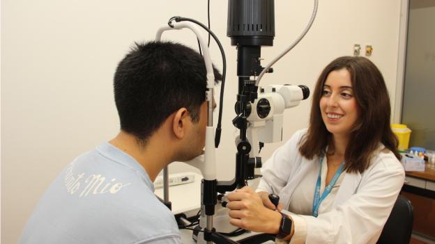 Una especialista del Hospital público Clínico San Carlos, premiada como mejor oftalmólogo joven de España