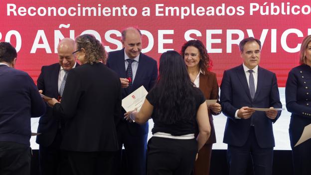 La Comunidad de Madrid reconoce con las Insignias de Plata a empleados públicos de la Agencia Madrid Digital por sus 30 años de servicio
