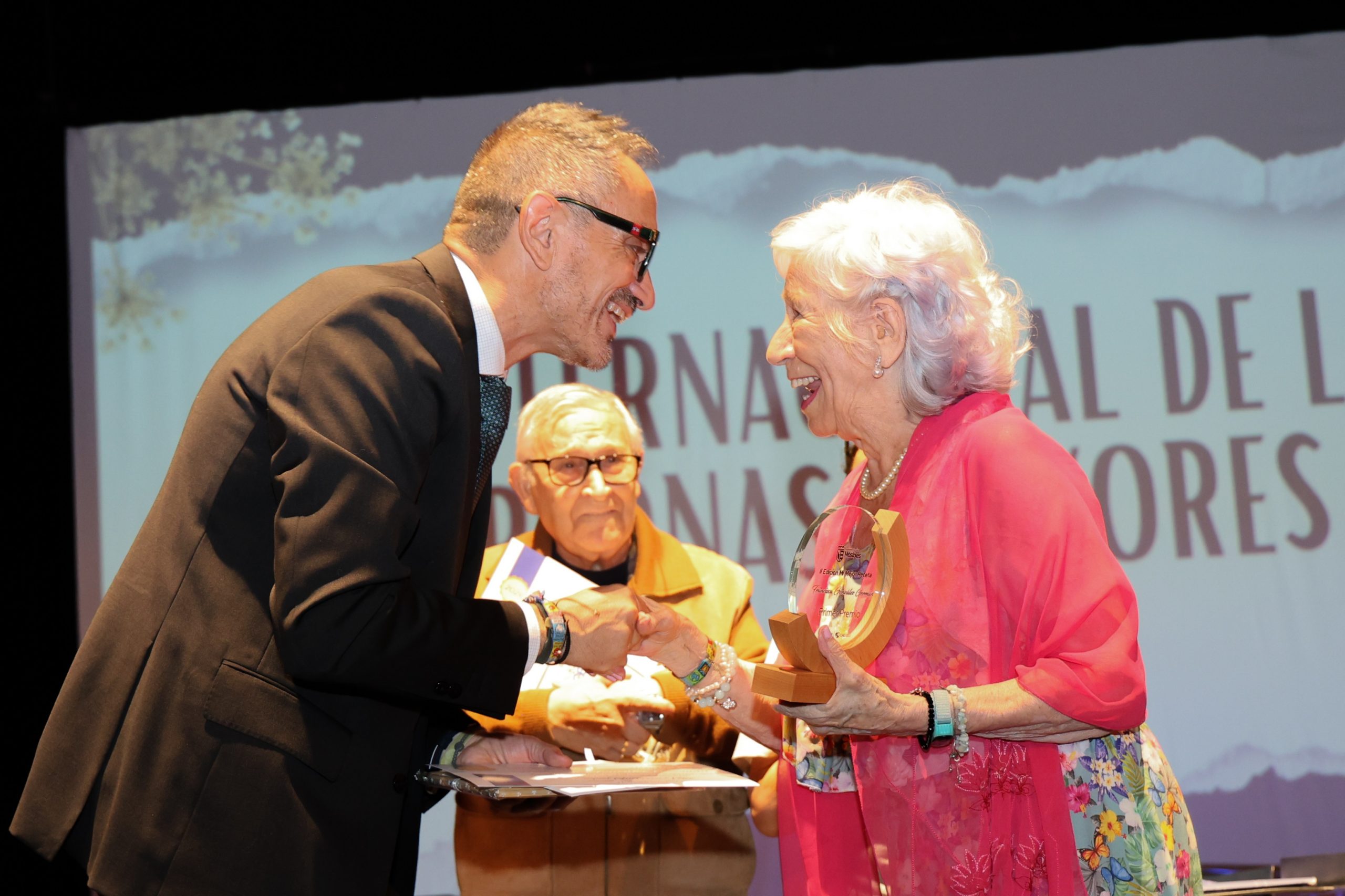 Móstoles homenajea a vecinas centenarias en un emotivo acto por el Día Internacional de las Personas Mayores