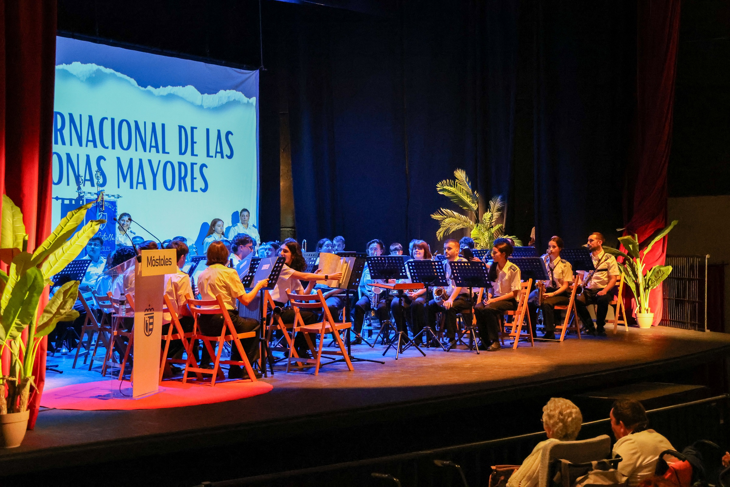 Móstoles homenajea a vecinas centenarias en un emotivo acto por el Día Internacional de las Personas Mayores