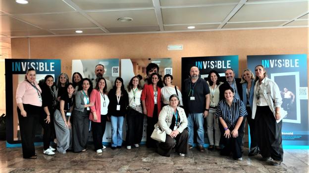 El Hospital público Fundación Alcorcón visibiliza a las personas ostomizadas celebrando una jornada y acogiendo la exposición 'Invisible'