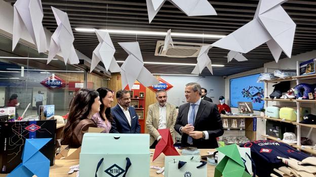 La Comunidad de Madrid presenta una edición especial de caramelos de La Pajarita por el aniversario de Metro