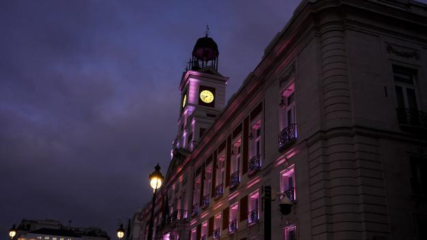 La Comunidad de Madrid ilumina de color rosa la fachada de la Real Casa de Correos con motivodel Día Mundial contra el Cáncer de Mama
