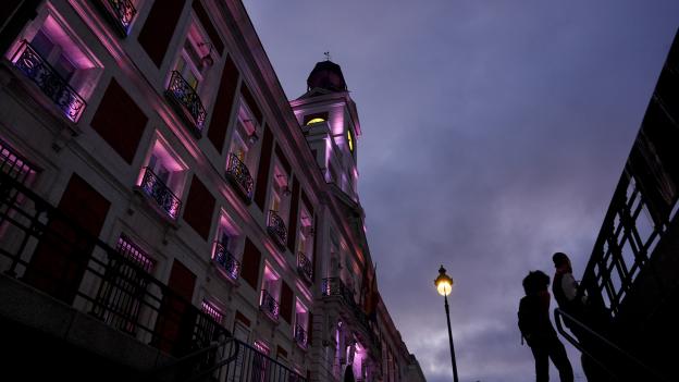 La Comunidad de Madrid ilumina de color rosa la fachada de la Real Casa de Correos con motivodel Día Mundial contra el Cáncer de Mama
