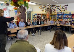 Texto Alternativo: La Alcaldesa Noelia Posse visita la ‘Escuela de Abuelas y Abuelos’