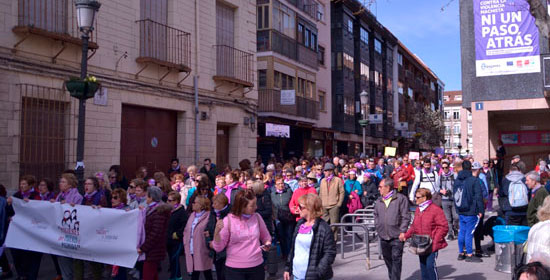 Texto Alternativo: Una gran marcha morada recorre las calles de Leganés para celebrar el Día Internacional de la Mujer