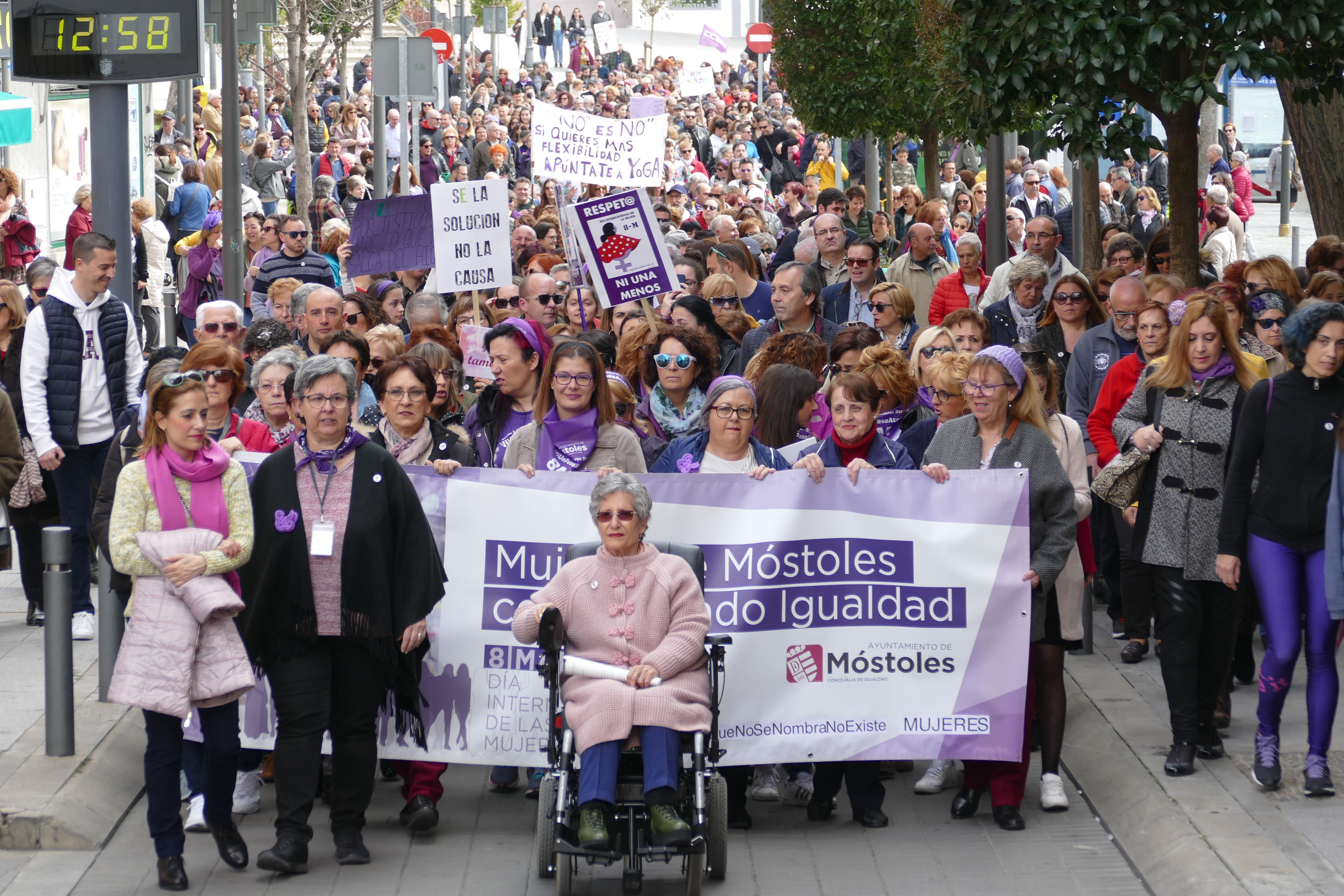 Texto Alternativo: Más de un millar de personas participaron este domingo en la III Marcha por el Día Internacional de la Mujer
