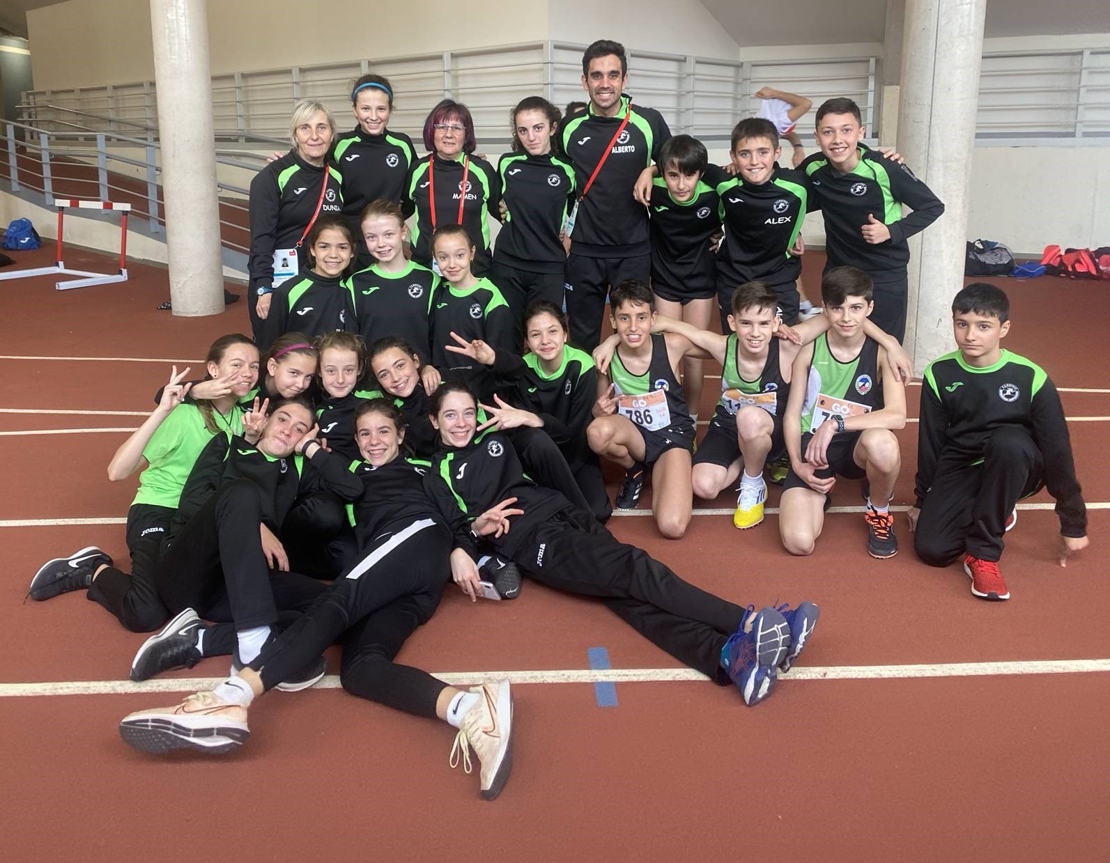 Texto Alternativo: El equipo femenino y masculino de la Asociación Atlética de Mostoles entre los 8 mejores equipos de Madrid