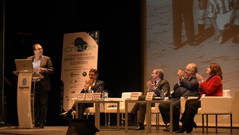 Texto Alternativo: Santiago Llorente inaugura el II Congreso Nacional de Archivo y Documento Electrónico, en el que participan 500 especialistas de 200 instituciones españolas