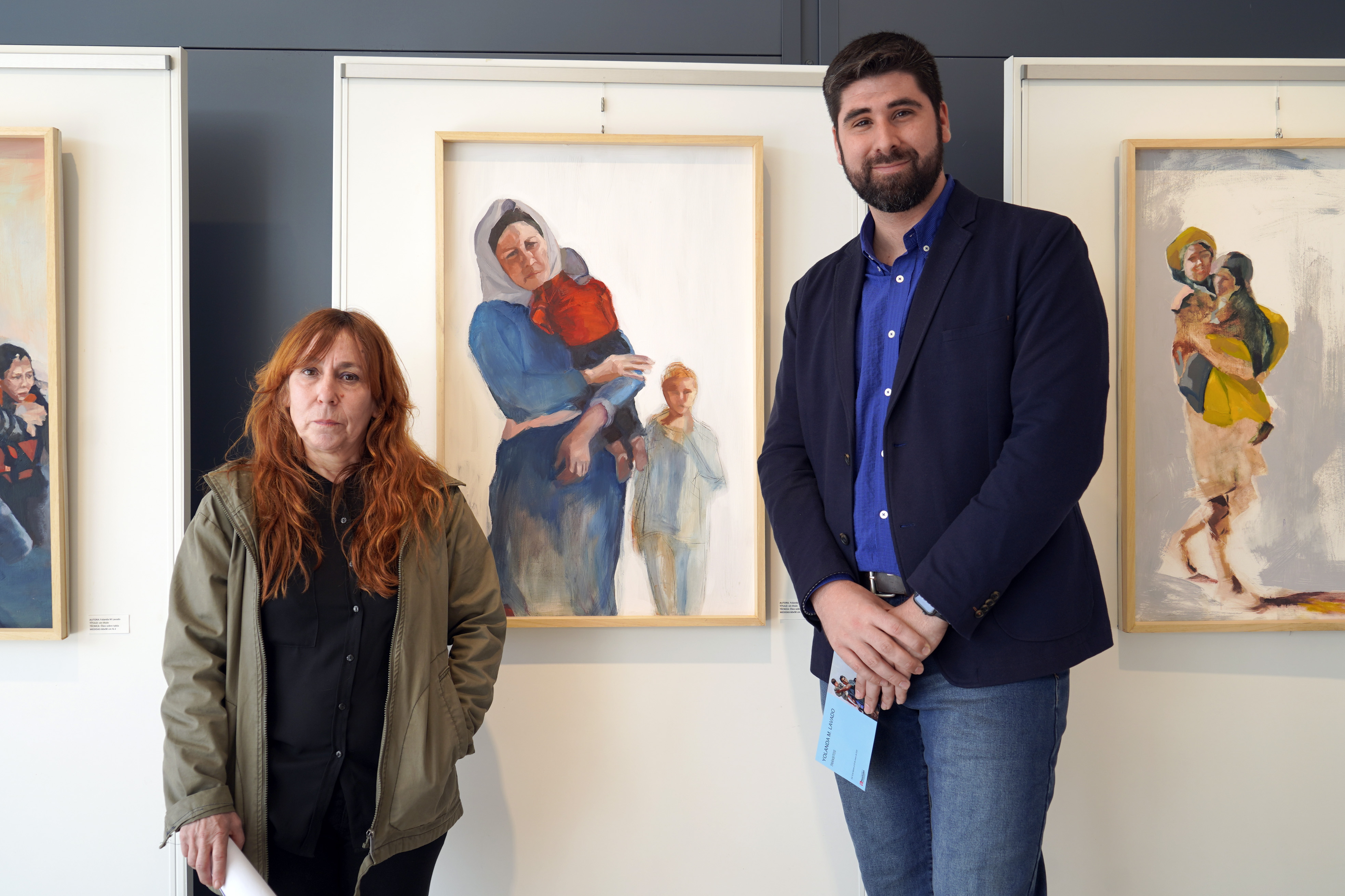Texto Alternativo: Alejandro Martín visita la muestra de pinturas “Tránsitos”