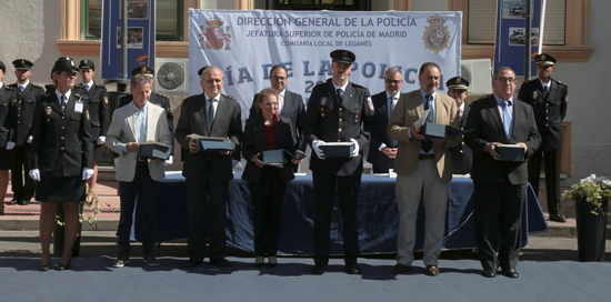 Texto Alternativo: La Polic?a Nacional reconoce en el d?a de su patr?n la labor de los Bomberos y trabajadores del Ayuntamiento de Legan?s